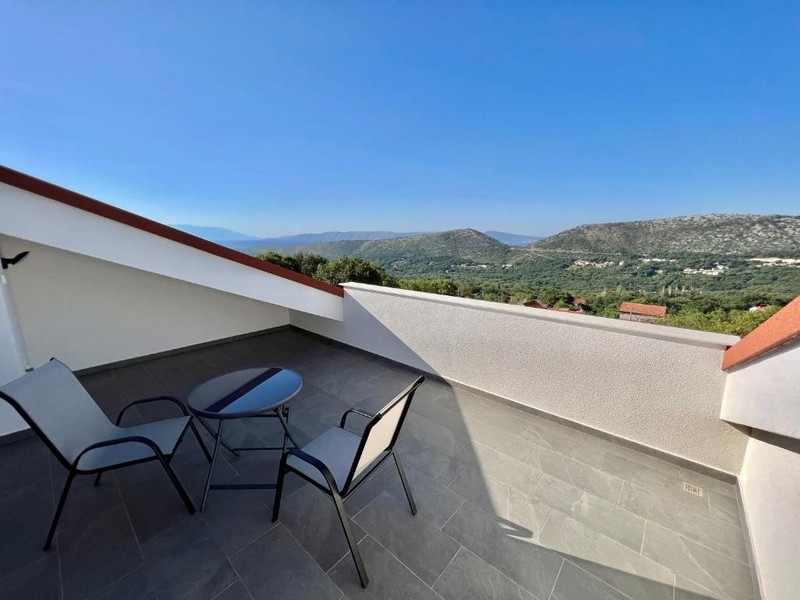 Immobilien Kroatien, Appartement mit Meerblick - Terrasse mit zwei Stühlen und Tisch