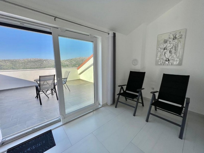 Immobilien Kroatien, Appartement mit Meerblick - Blick von innen auf die Terrasse