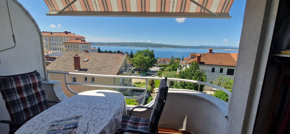 Appartements mit Meerblick in Kroatien - Balkon mit Tisch und Stühlen, Blick auf das Meer