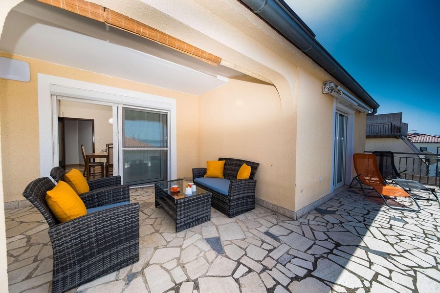 Immobilien Kroatien, Appartement mit Meerblick - Gemütliche Terrasse