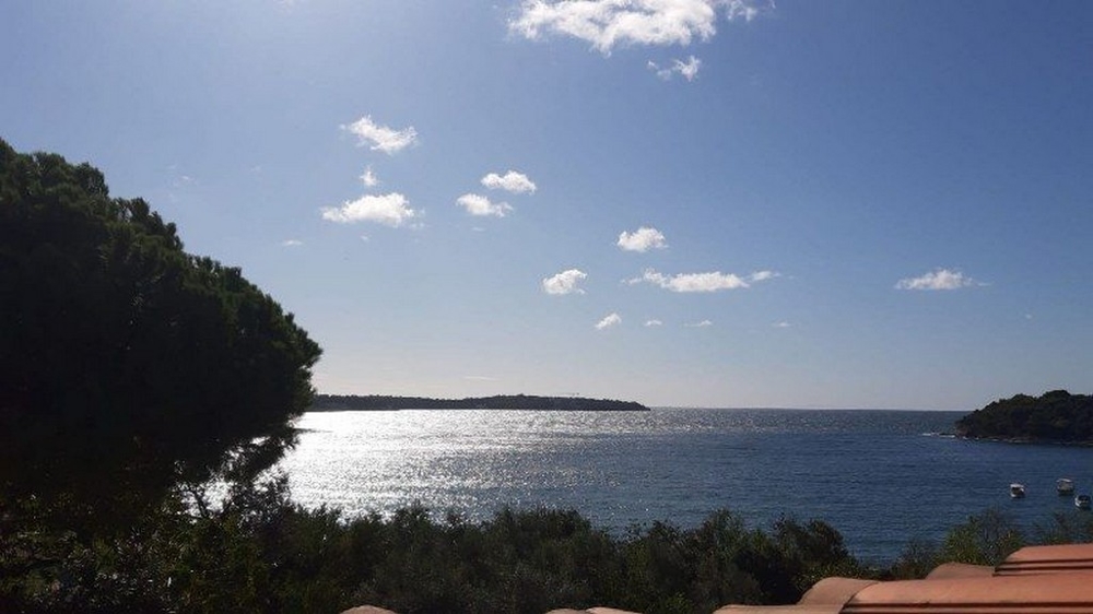 Immobilien Kroatien, Appartement in Pula, Istrien mit Meerblick - Panorama Scouting A3318: Ein malerischer Meerblick bei klarem Himmel und strahlender Sonne