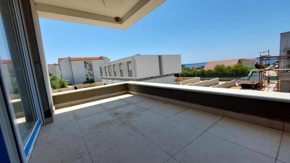 Panorama Scouting - A3322 Große Terrasse einer im Bau befindlichen Wohnung mit Meerblick in der Ferne, Wohnung kaufen in Kroatien