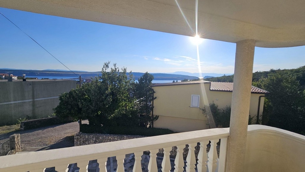 Terrasse mit Meerblick der Wohnung A3326, die in Kroatien im Ort Jadranovo zum Verkauf steht.