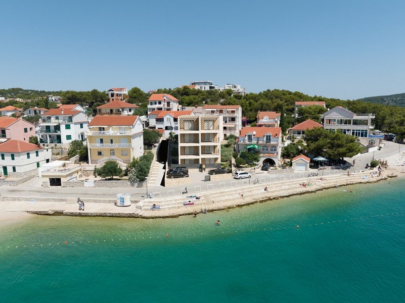 Moderne Appartements in der 1. Reihe zum Meer in Kroatien (Jezera) zum Verkauf.