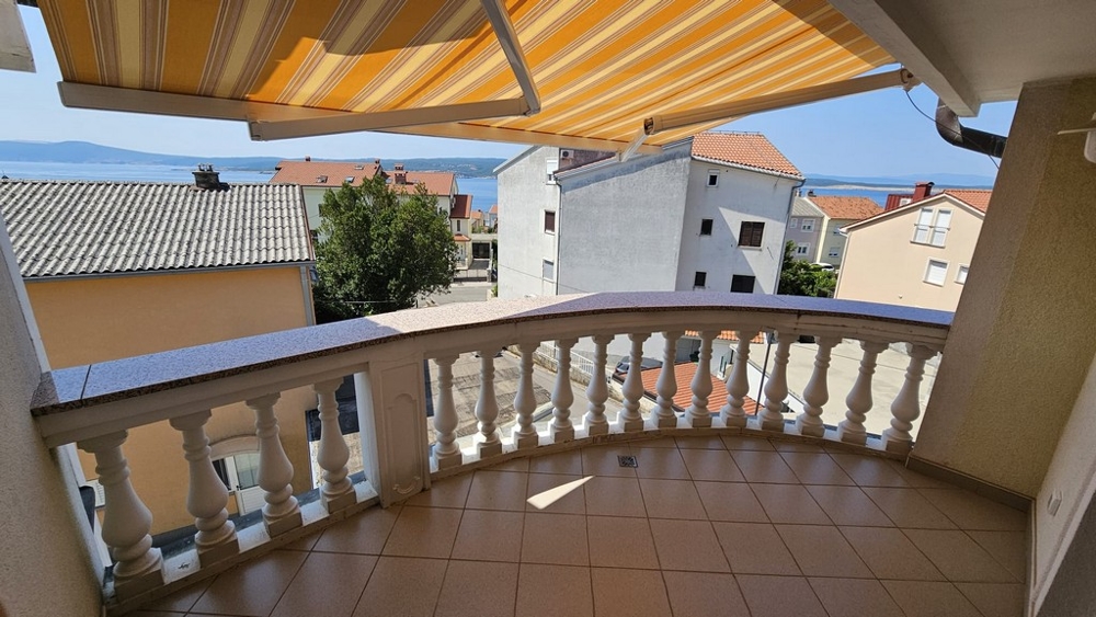 Balkon der Immobilie A3353, die in Crikvenica zum Verkauf steht.