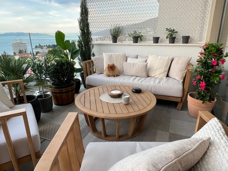 Immobilien Kroatien, Wohnung kaufen Kroatien - A3363, Terrasse mit Meerblick, stilvolle Gartenmöbel und Pflanzen