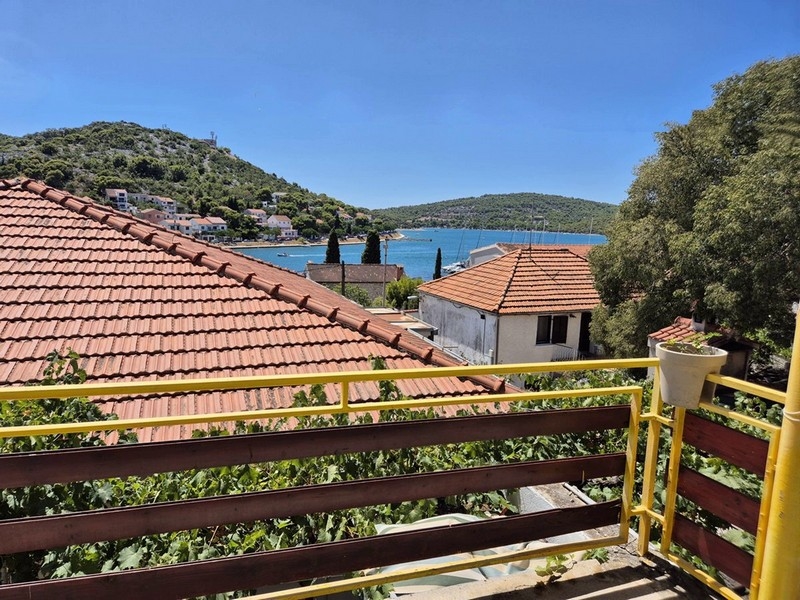 Balkon mit Meerblick der Wohnung A3368, die in Kroatien zum Kauf steht.