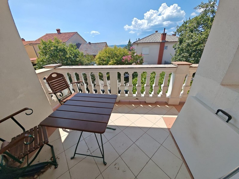 Blick von der gemütlichen Terrasse bis hin zum Meer.