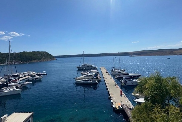 Aussicht der Wohnung A3377, die in der 1. Reihe zum Meer zum Verkauf steht in Kroatien.