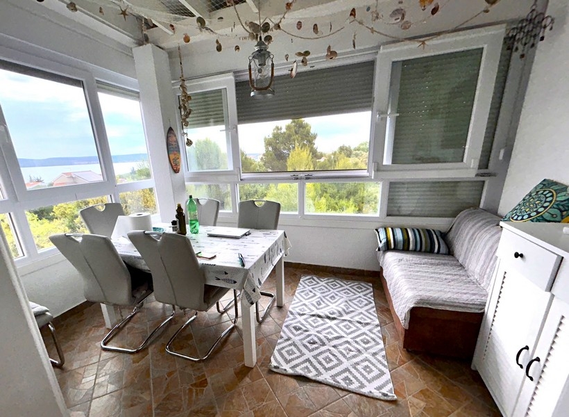 Wohnung mit geschlossener Terrasse und Meerblick in Kroatien zum Kauf.