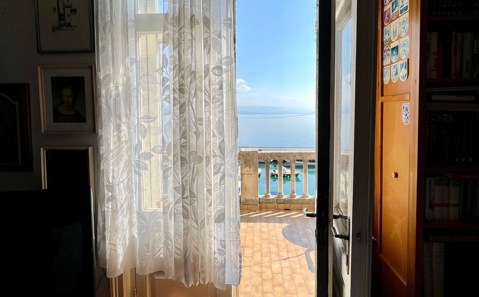 Meerblick vom Wohnzimmer des Appartements A3390, das in Kroatien zum Verkauf angeboten wird.