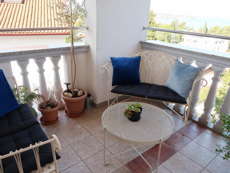 Nette Terrasse der Wohnung A3397, die auf der Insel Krk in Kroatien zum Verkauf steht.