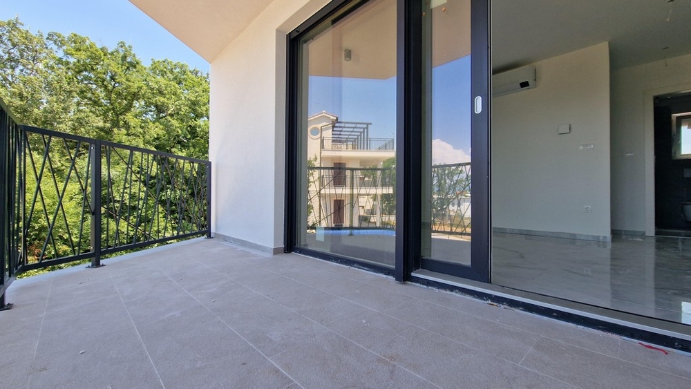 Terrasse des Neubaus in dem die Wohnung auf Krk zum Verkauf steht.