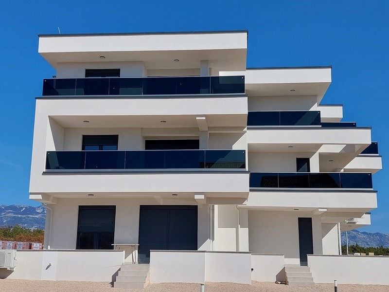 In diesem modernen Neubau befindet sich die Wohnung, die zum Verkauf steht.