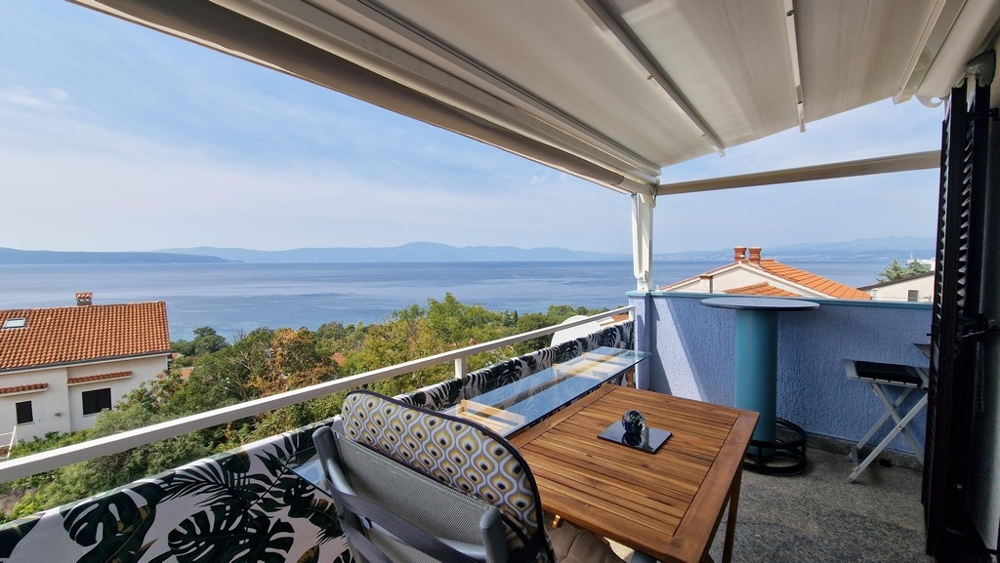 Balkon mit Meerblick der Wohnung A3422, die auf der Insel Krk in Kroatien zum Verkauf steht.