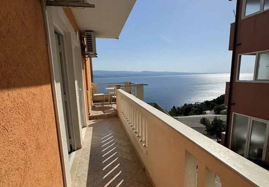 Seitlicher Meerblick vom Balkon der Immobilie A3468 bei Omis in Kroatien.