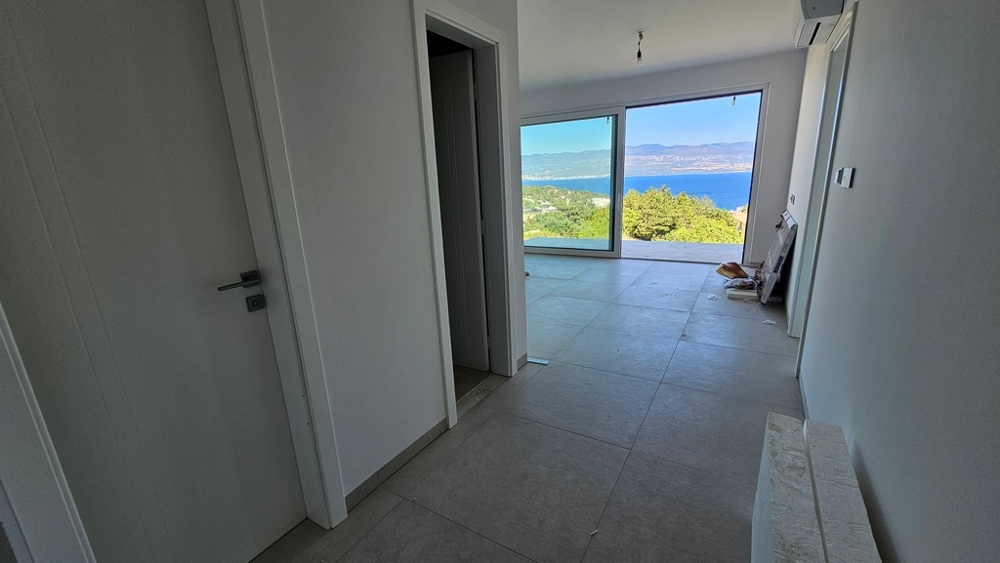 Flur mit Blick in den Wohnbereich und auf das Meer, Wohnung A3479 auf der Insel Krk
