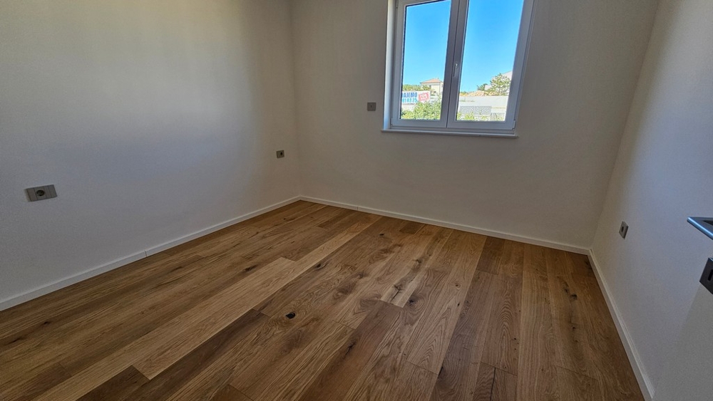 Schlafzimmer mit Parkettboden und Fenster, Neubauwohnung A3479 in Vrbnik