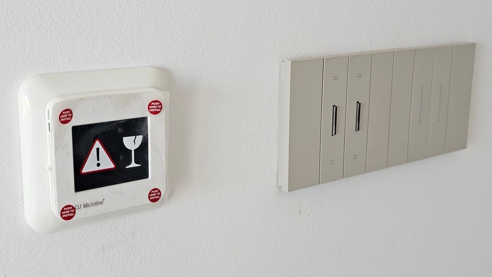 Raumthermostat und moderne Lichtschalter in der Neubauwohnung A3479, Vrbnik