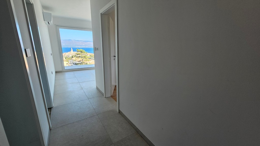 Flur mit Durchblick in den Wohnbereich und auf das Meer, Wohnung A3480 in Vrbnik