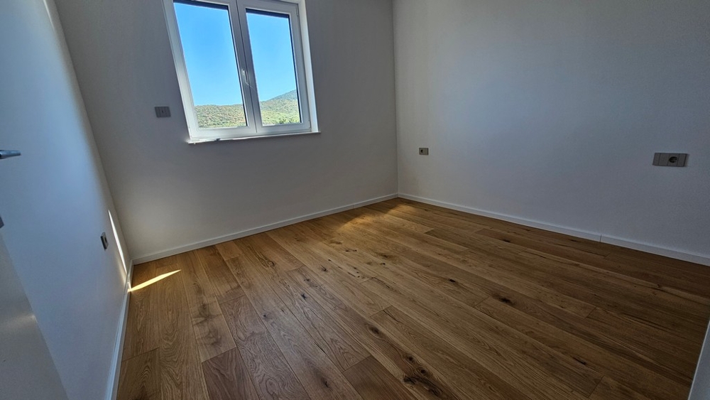 Zweites Schlafzimmer mit Parkettboden in der Neubauwohnung A3480 auf der Insel Krk