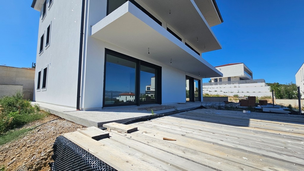 Terrasse vor der Erdgeschosswohnung im Neubau A3480, kurz vor Fertigstellung