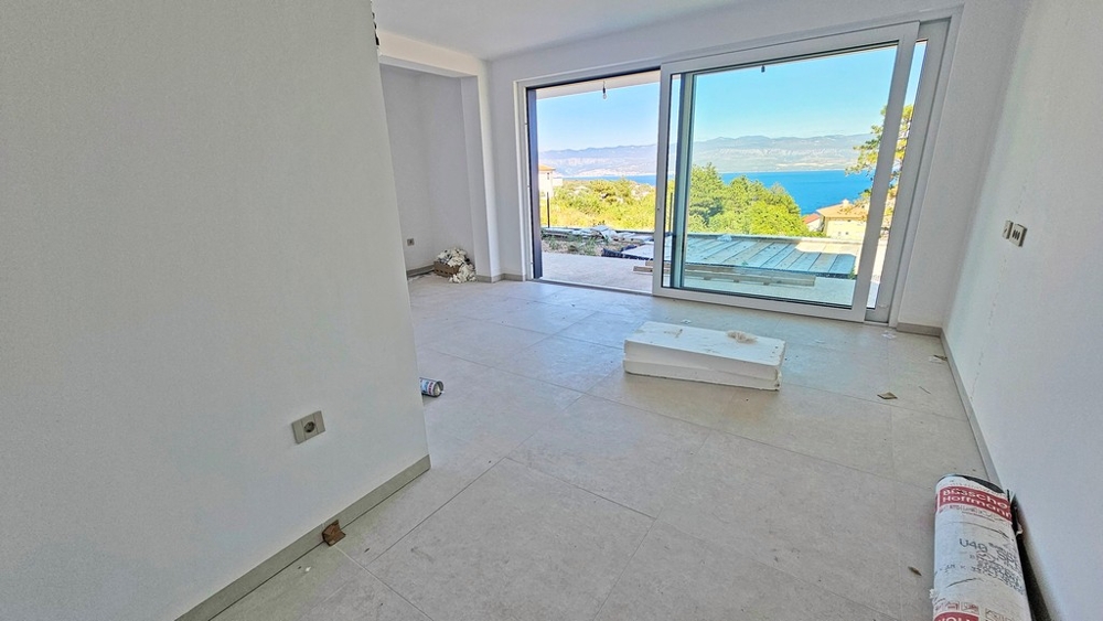 Wohnzimmer mit großer Schiebetür und Blick auf das Meer, Neubauwohnung A3480