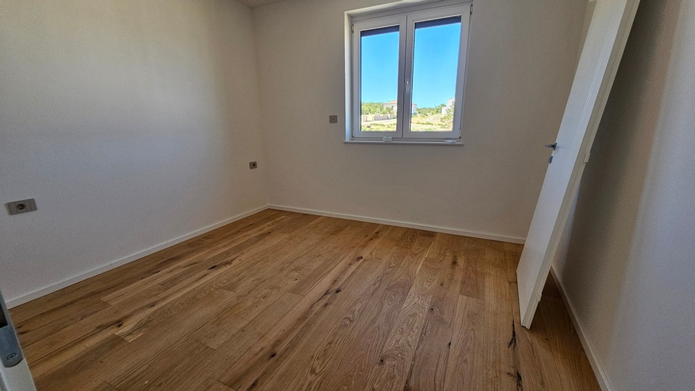 Schlafzimmer mit Eichenparkett und Fenster im Appartement A3481 in Vrbnik