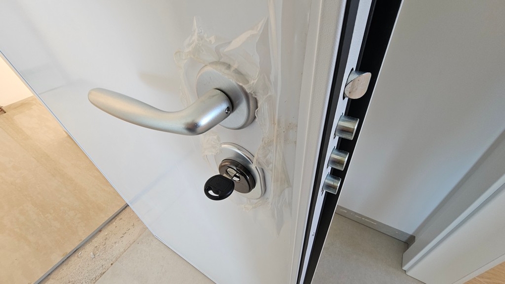 Sicherheitstür mit Mehrfachverriegelung am Eingang des Appartements A3481