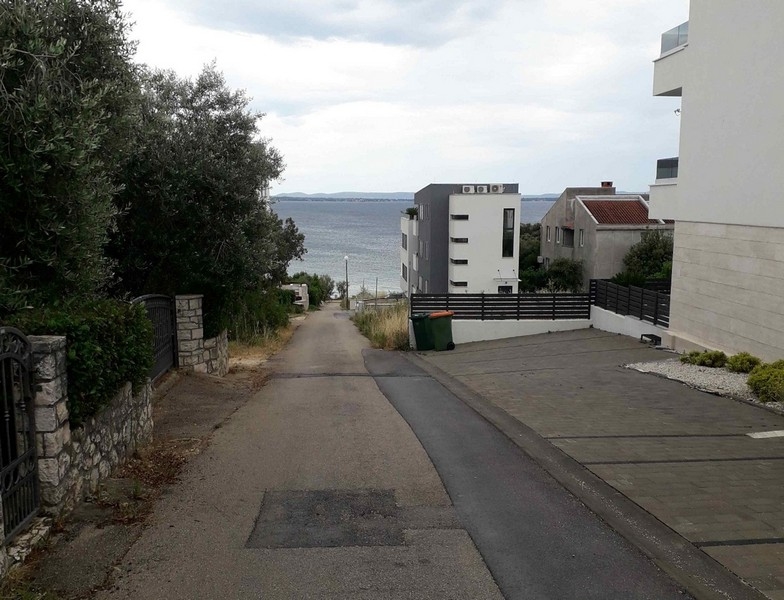 Nur wenige Schritte trennen das Apartment vom Badestrand.