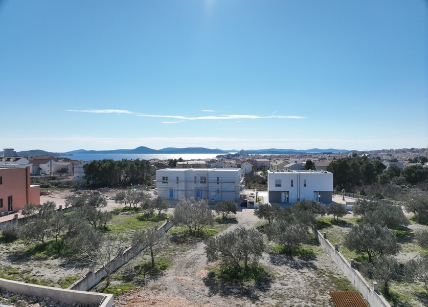 Luftaufnahme der Lage in Vodice mit Blick auf Meer und Inseln - Immobilie A3577.