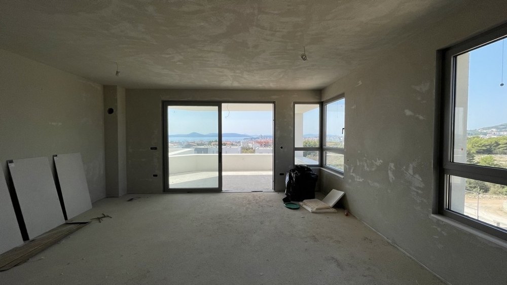 Offener Wohn- und Essbereich mit Fensterfront und Meerblick, Penthouse A3577 im Bau.