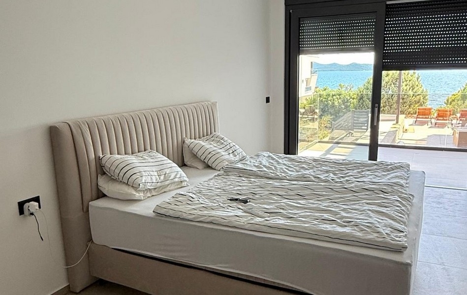 Schlafzimmer mit Meerblick und Zugang zur Terrasse