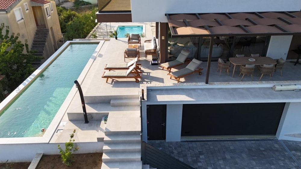 Große Sonnenterrasse mit Pool und Meerblick