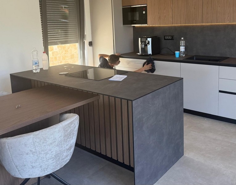 Moderne Küche mit Kochinsel und Einbaugeräten