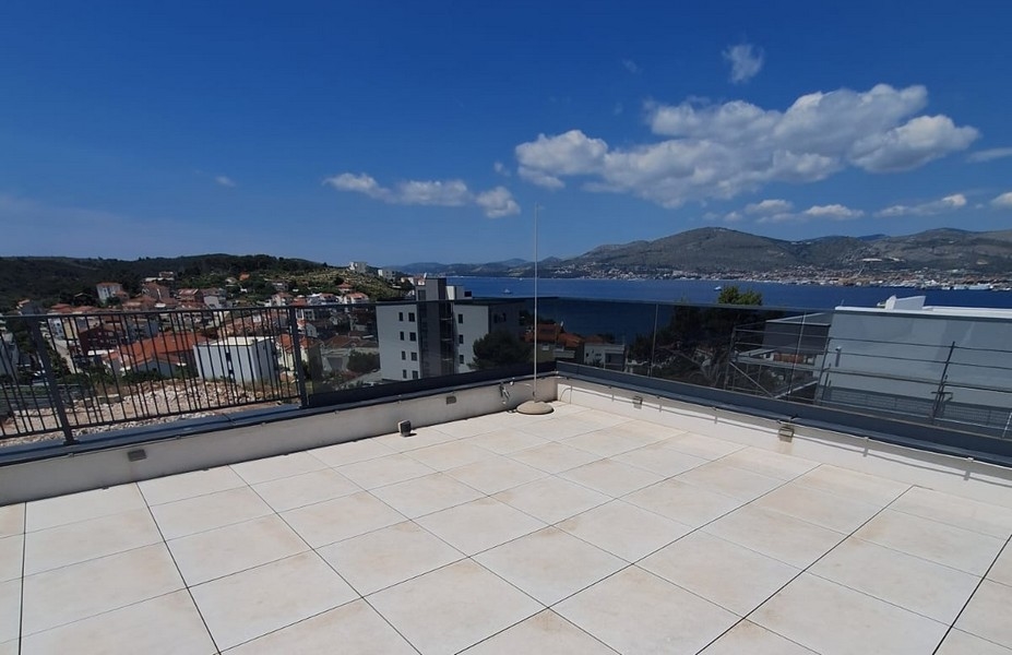 Dachterrasse der Immobilie A3644 auf der Insel Ciovo in Kroatien.