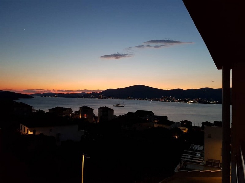 Immobilie A3665 - Meerblick bei Nacht auf Ciovo.