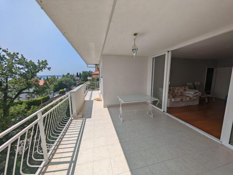 Geräumige Terrasse mit Blick bis zum Meer.