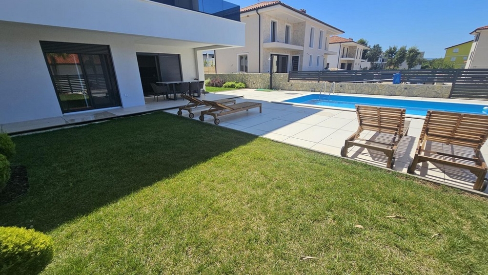 Sonnenterrasse und Swimmingpool der Immobilie A3715 in Kroatien.