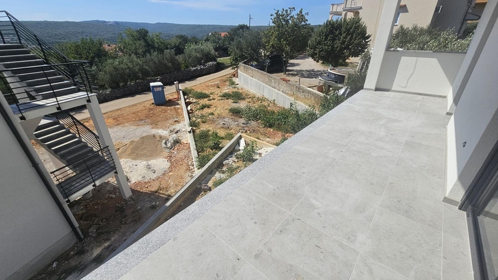 Blick vom Meer auf die mediterrane Umgebung der Immobilie.