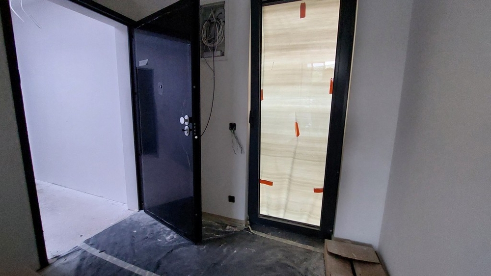 Eingangsbereich mit Sicherheitstür.