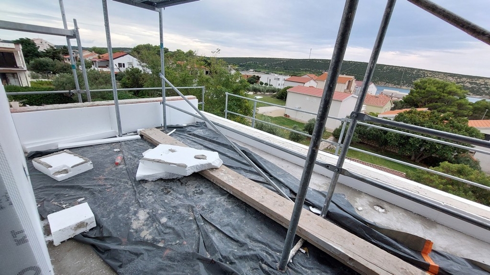 Terrasse mit Blick auf das Meer und die Landschaft.