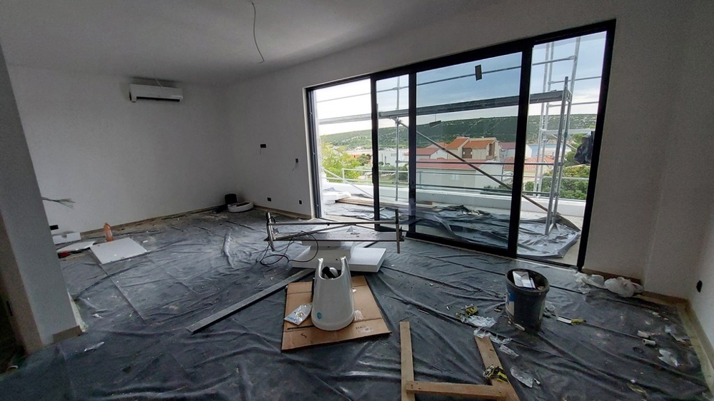 Wohnbereich mit Zugang zur Terrasse der Immobilie A3731.