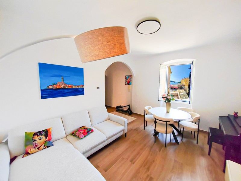 Wohnzimmer der Immobilie A3735 in der Altstadt von Rovinj.