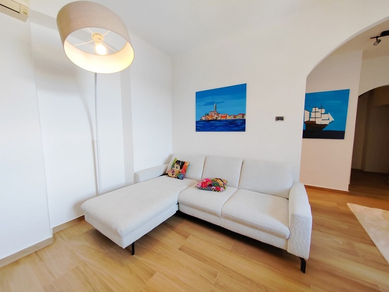 Couch im Wohnbereich des Apartments A3735 in Rovinj, Istrien - Panorama Scouting.