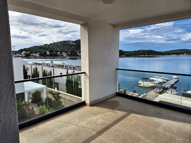 Blick auf das Meer der Immobilie A3749 in Tisno, Kroatien.