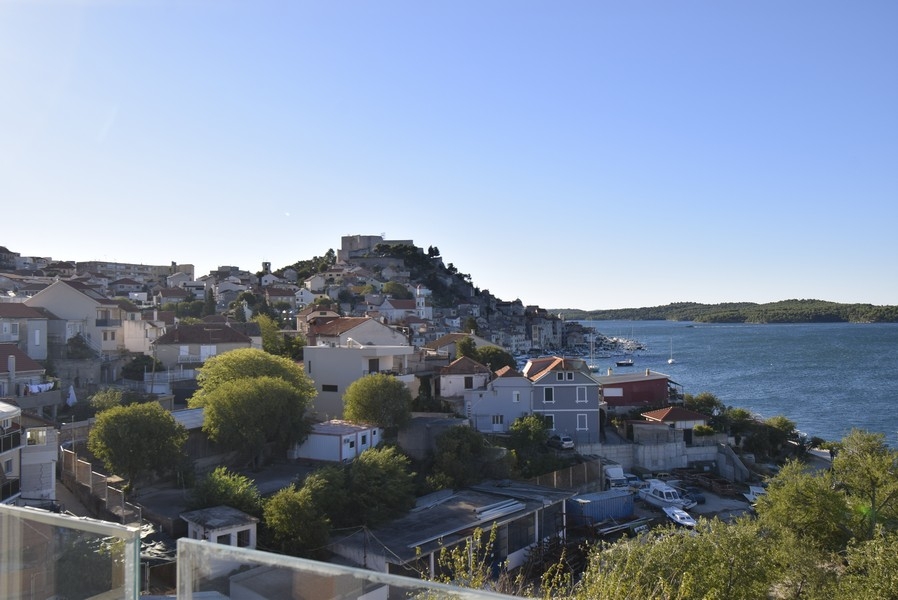 Blick auf Sibenik und das Meer von der Immobilie A3762.