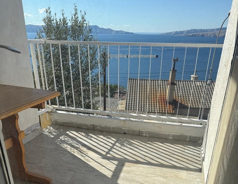 Terrasse der Wohnung A3771, die in Senj zum Verkauf steht. 