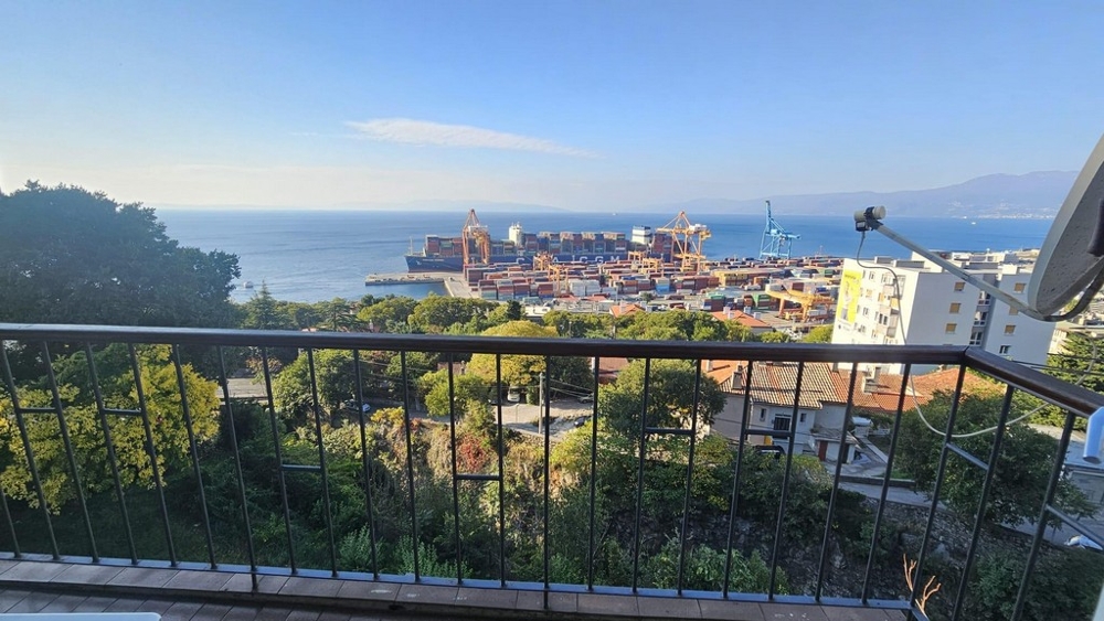 Wohnung mit schönem Blick auf den Hafen und das Meer zum Verkauf in Kroatien.
