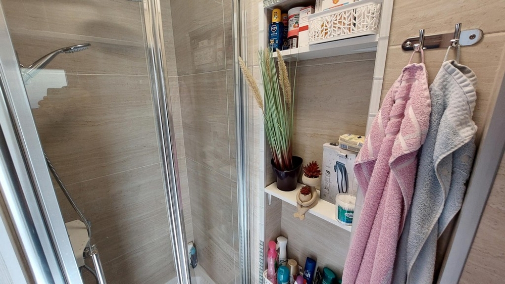 Badezimmer mit Dusche.